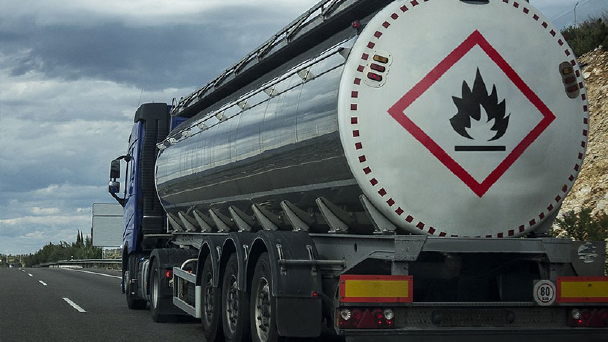 SRC 5 Belgesi, tehlikeli madde taşıyan sürücüler için düzenlenen özel ve zorunlu bir mesleki yeterlilik belgesidir. Akaryakıt, gaz, kimyasal maddeler, patlayıcılar ve çevre için risk oluşturan maddelerin taşınmasında görev alan sürücülerin bu belgeye sahip olmaları gerekmektedir.