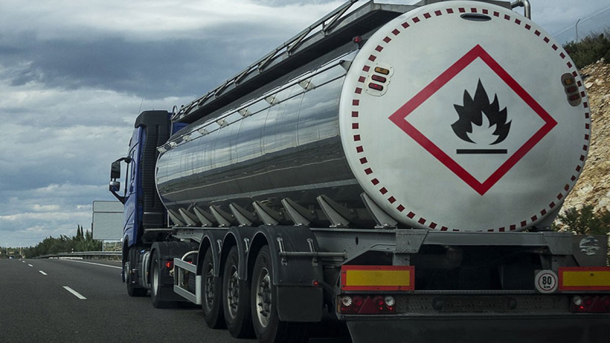 SRC 5 Belgesi, tehlikeli madde taşıyan sürücüler için düzenlenen özel ve zorunlu bir mesleki yeterlilik belgesidir. Akaryakıt, gaz, kimyasal maddeler, patlayıcılar ve çevre için risk oluşturan maddelerin taşınmasında görev alan sürücülerin bu belgeye sahip olmaları gerekmektedir.